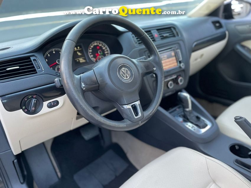 Volkswagen Jetta 2.0 - Loja