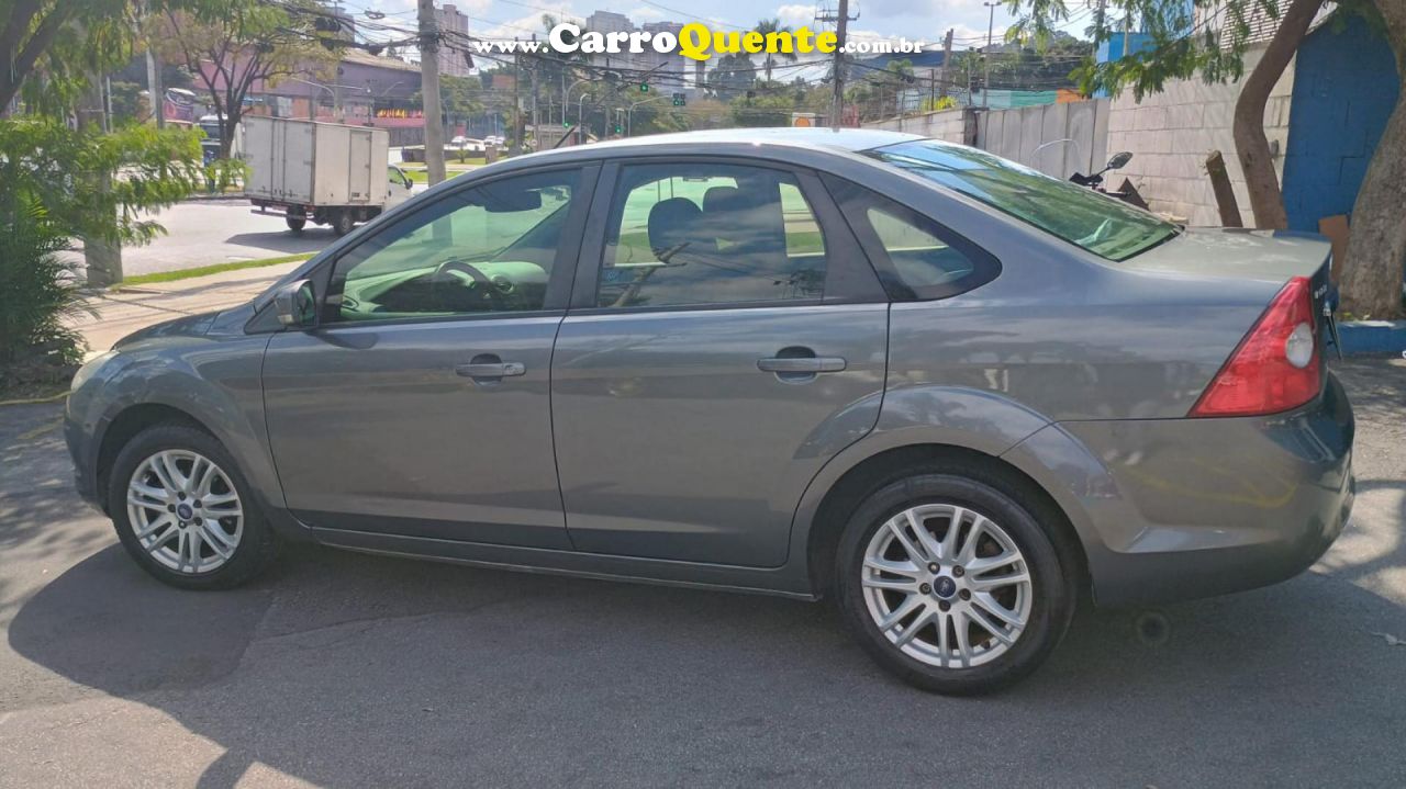 FORD   FOCUS 2.0 16VSESE PLUS FLEX 5P AUT.   CINZA 2012 2.0 FLEX - Loja