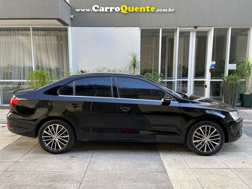 VOLKSWAGEN JETTA 2.0 TSI HIGHLINE 211CV - Loja