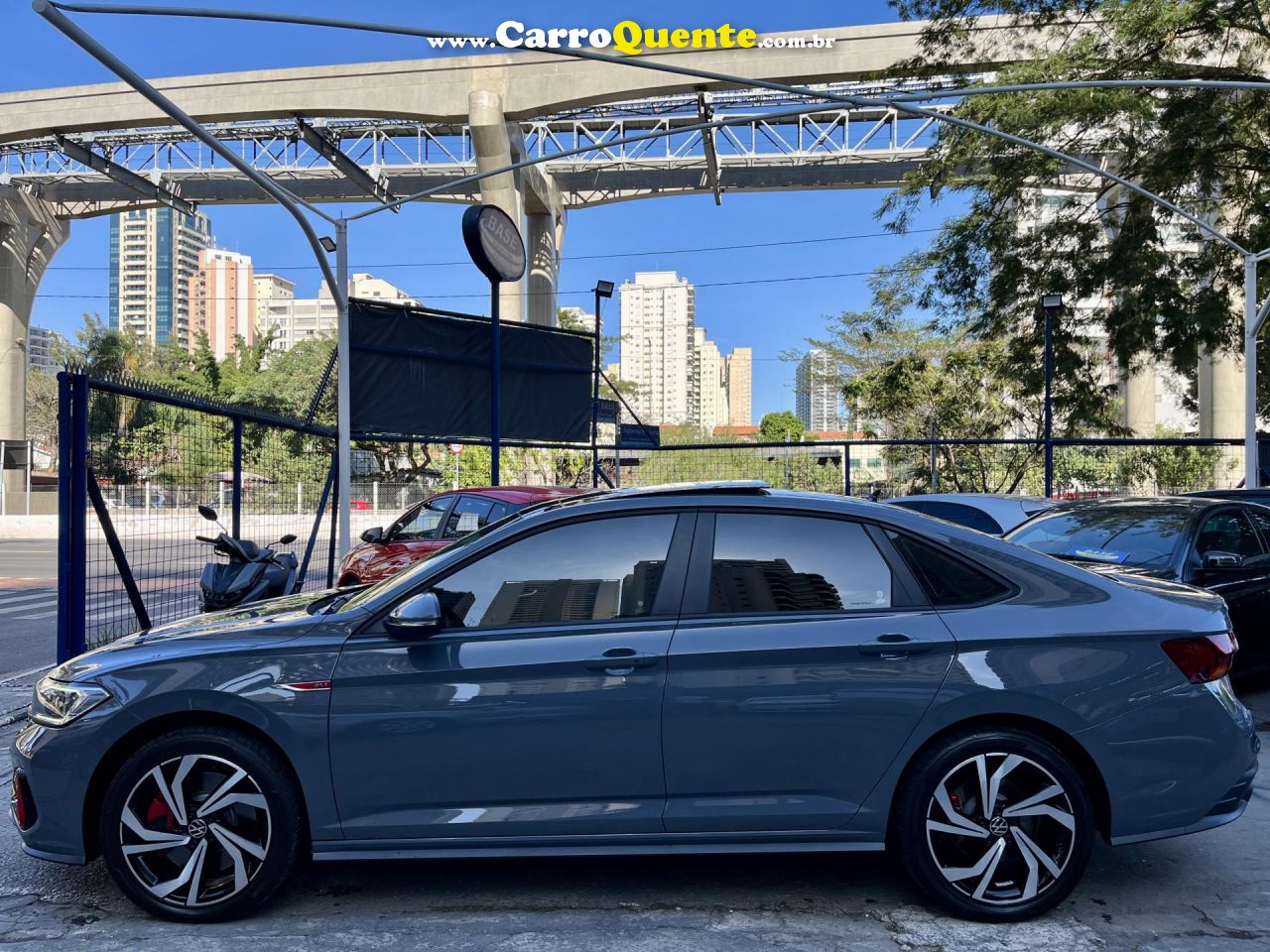 VOLKSWAGEN   JETTA GLI 350 TSI 2.0 16V 4P AUT.   CINZA 2023 2.0 TSI GASOLINA - Loja