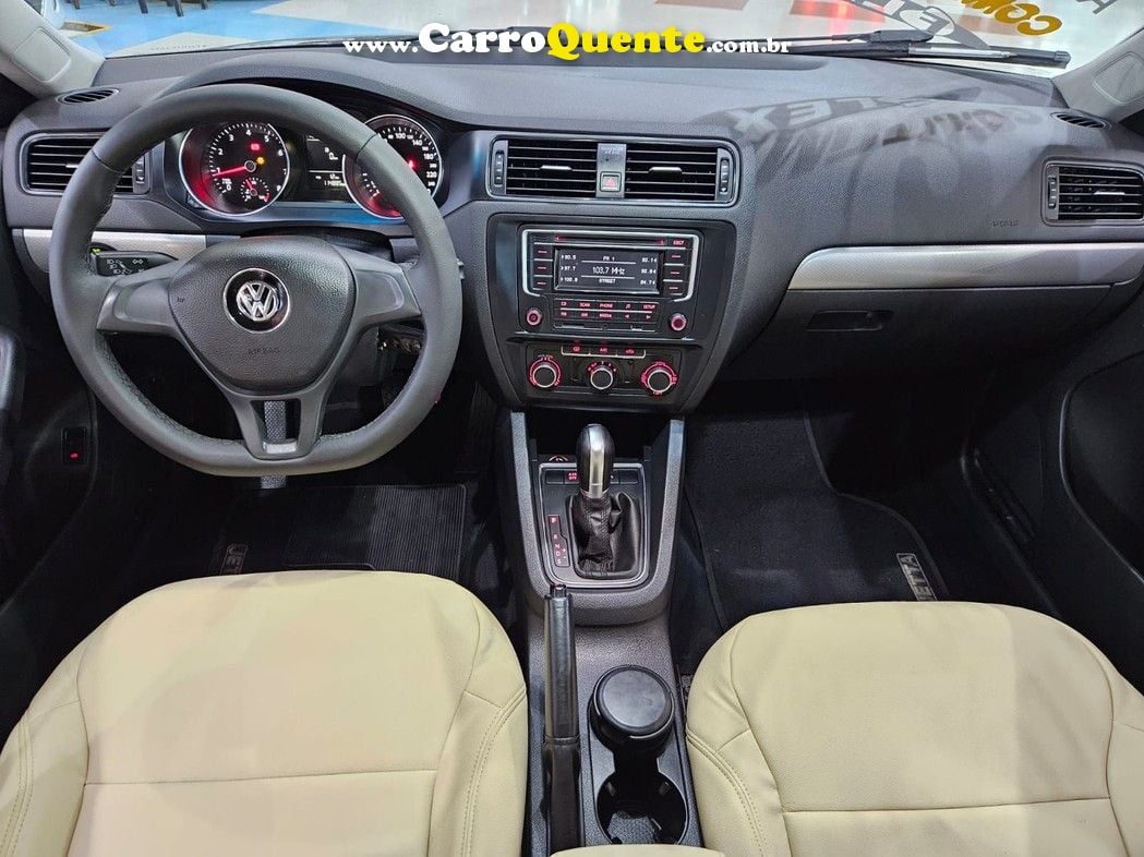 VOLKSWAGEN JETTA 2.0 TRENDLINE * C/ INTERIOR CARAMELO * - Loja