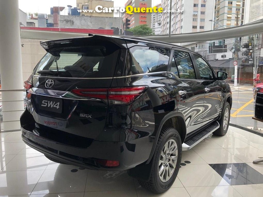 TOYOTA HILUX SW4 2.8 D-4D TURBO SRX 7L 4X4 - Loja