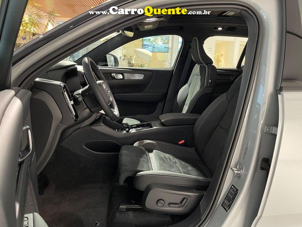 VOLVO XC40 P6 RECHARGE ELECTRIC PLUS 2024 - Loja