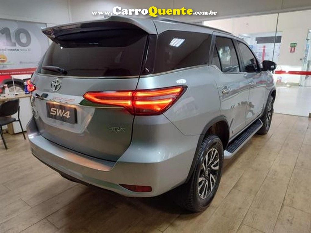 TOYOTA HILUX SW4 2.8 D-4D TURBO SRX 4X4 - Loja