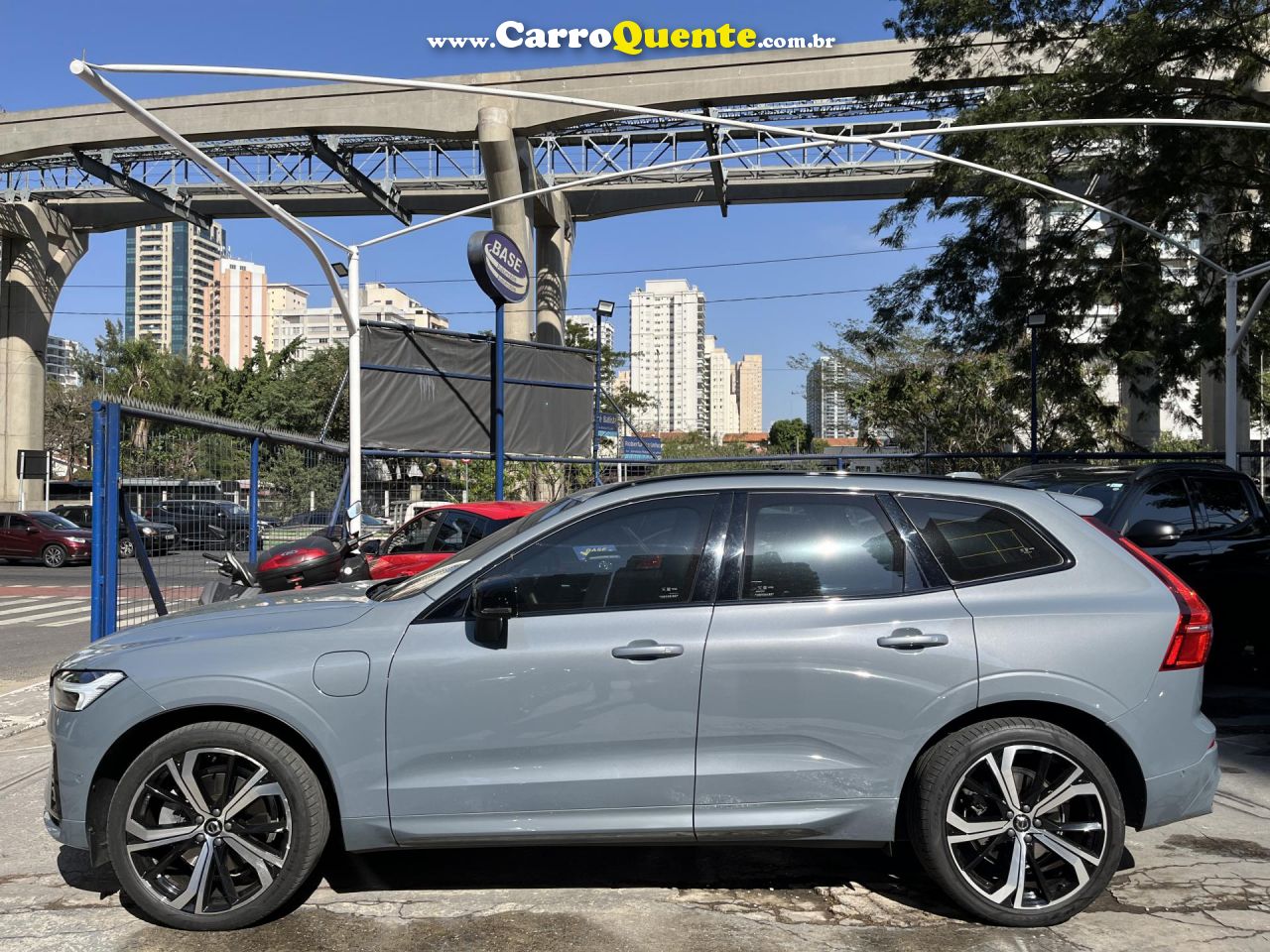 VOLVO   VOLVO XC60 2.0 T8 RECHARGE R-DESIGN AWD GEARTRONIC   CINZA 2022 2.0 T8 GASOLINA E ELÉTRICO - Loja