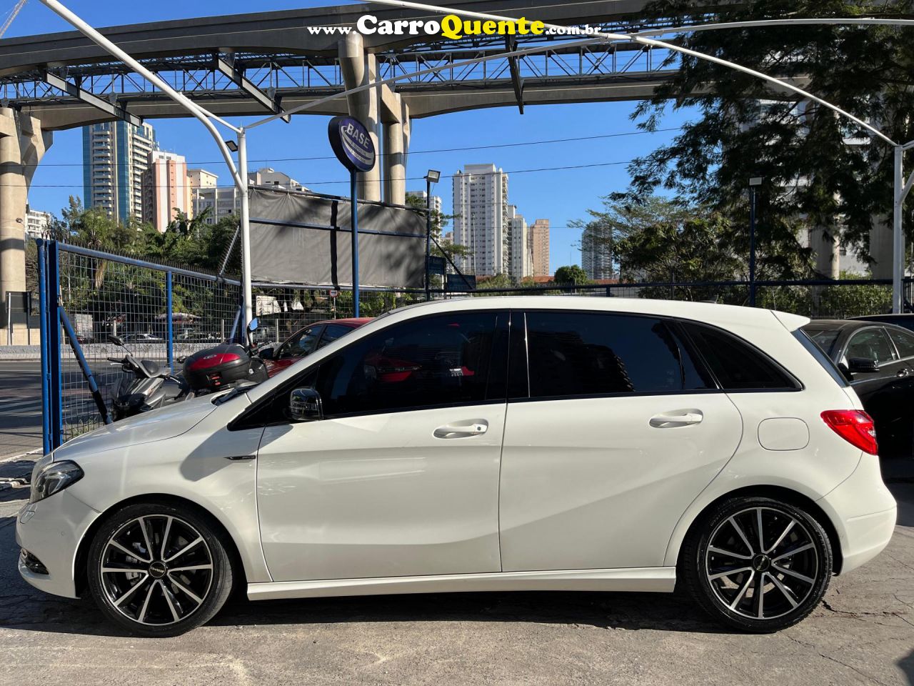 MERCEDES-BENZ   CLASSE B 200 CGI 1.6 TB SPORT 156CV AUT   BRANCO 2013 1.6 GASOLINA - Loja