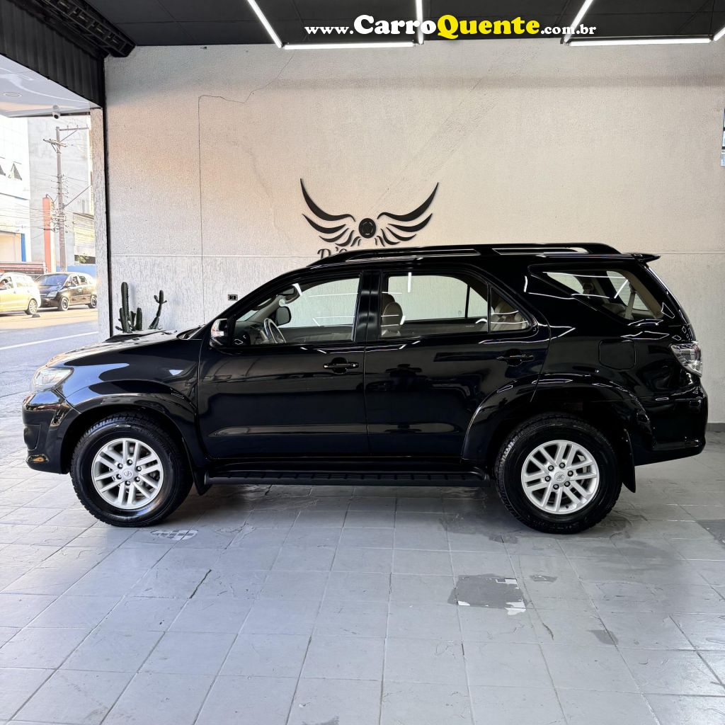 TOYOTA   HILUX SW4 SR 4X2 2.7 2.7 FLEX 16V AUT.   PRETO 2013 2.7 FLEX - Loja