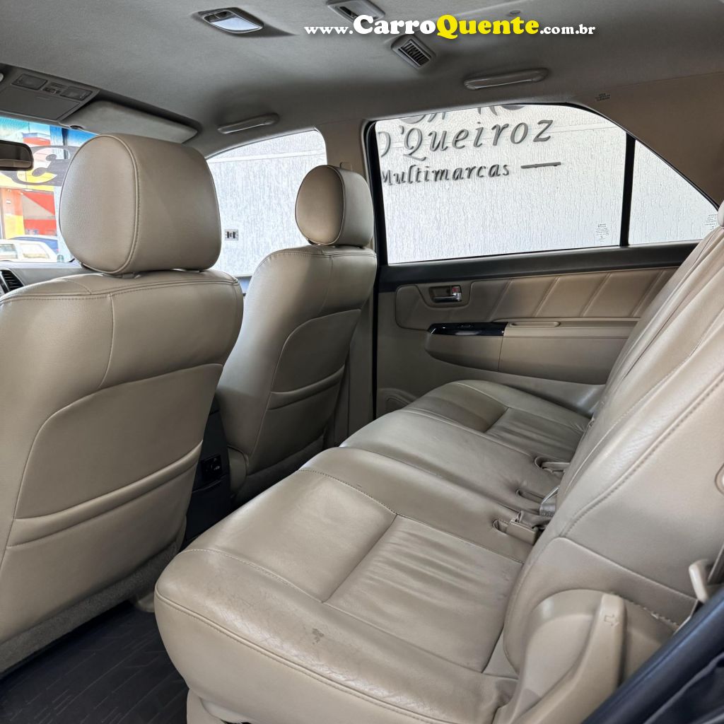 TOYOTA   HILUX SW4 SR 4X2 2.7 2.7 FLEX 16V AUT.   PRETO 2013 2.7 FLEX - Loja