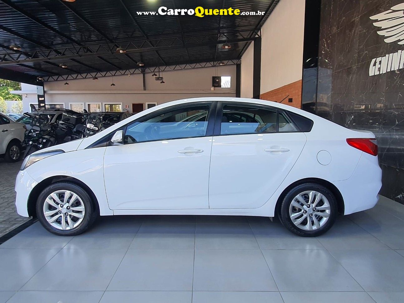 HYUNDAI HB20S 1.6 COMFORT PLUS 16V - Loja