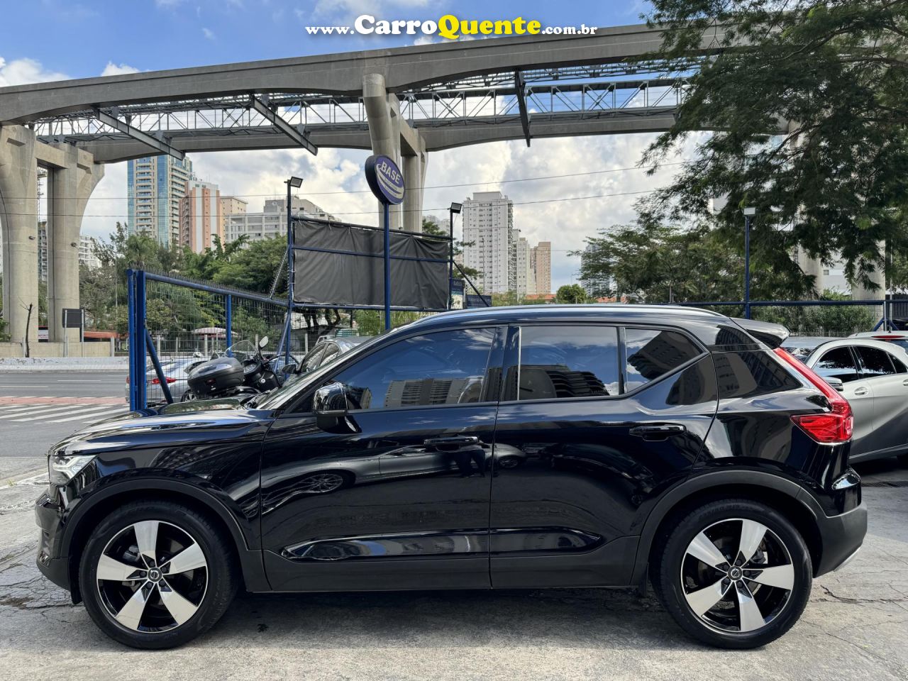 VOLVO   VOLVO XC 40 2.0 T5 MOMENTUM AWD GEARTRONIC   PRETO 2020 2.0 T GASOLINA - Loja