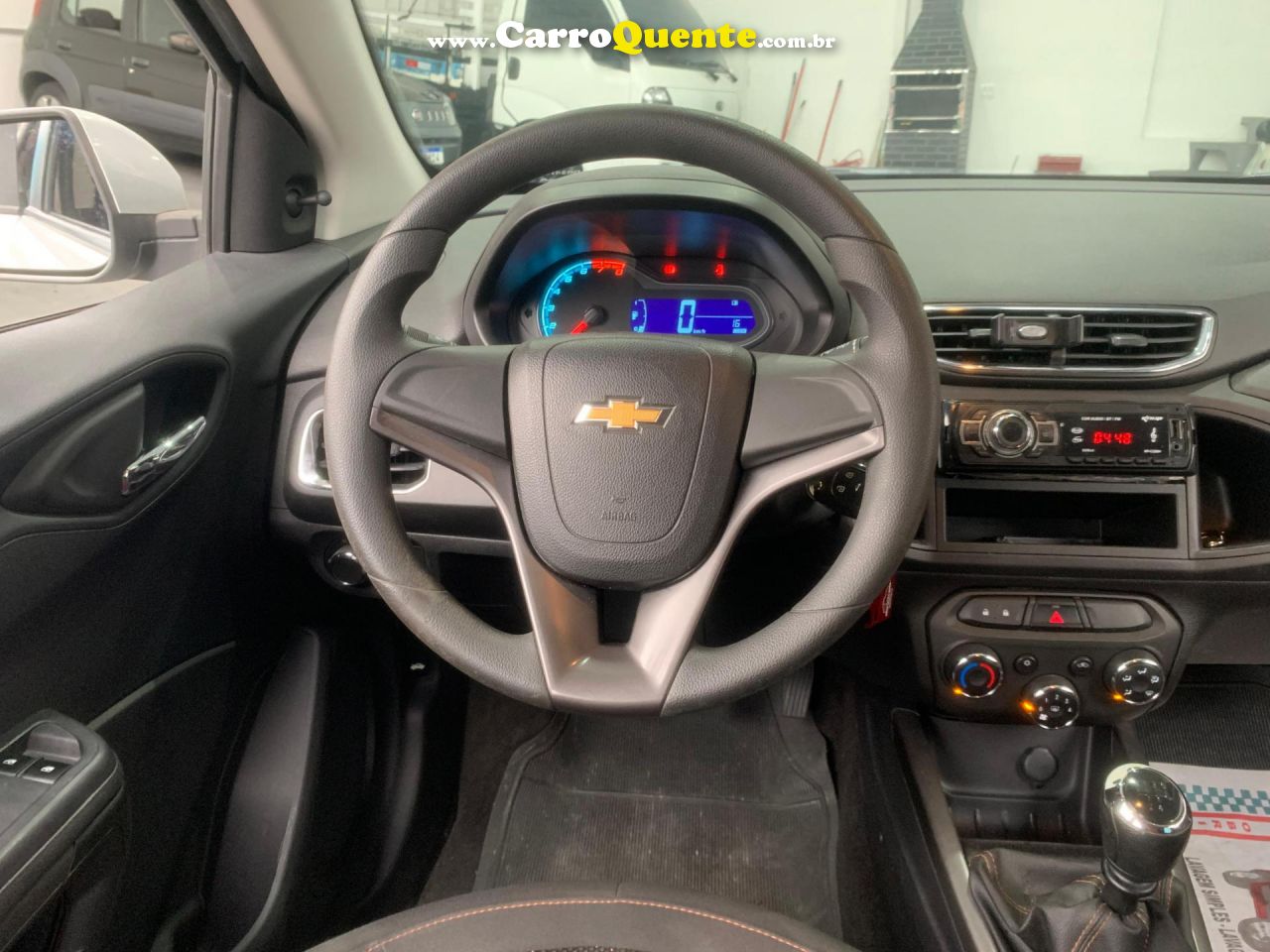 CHEVROLET   ONIX HATCH LT 1.4 8V FLEXPOWER 5P MEC.   PRATA 2013 1.4 FLEX - Loja