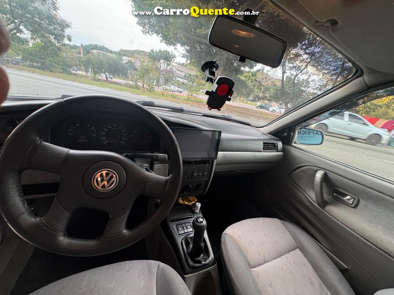 VOLKSWAGEN   SANTANA 2.0 MI 2P E 4P   PRATA 2001 2.0 GASOLINA - Loja