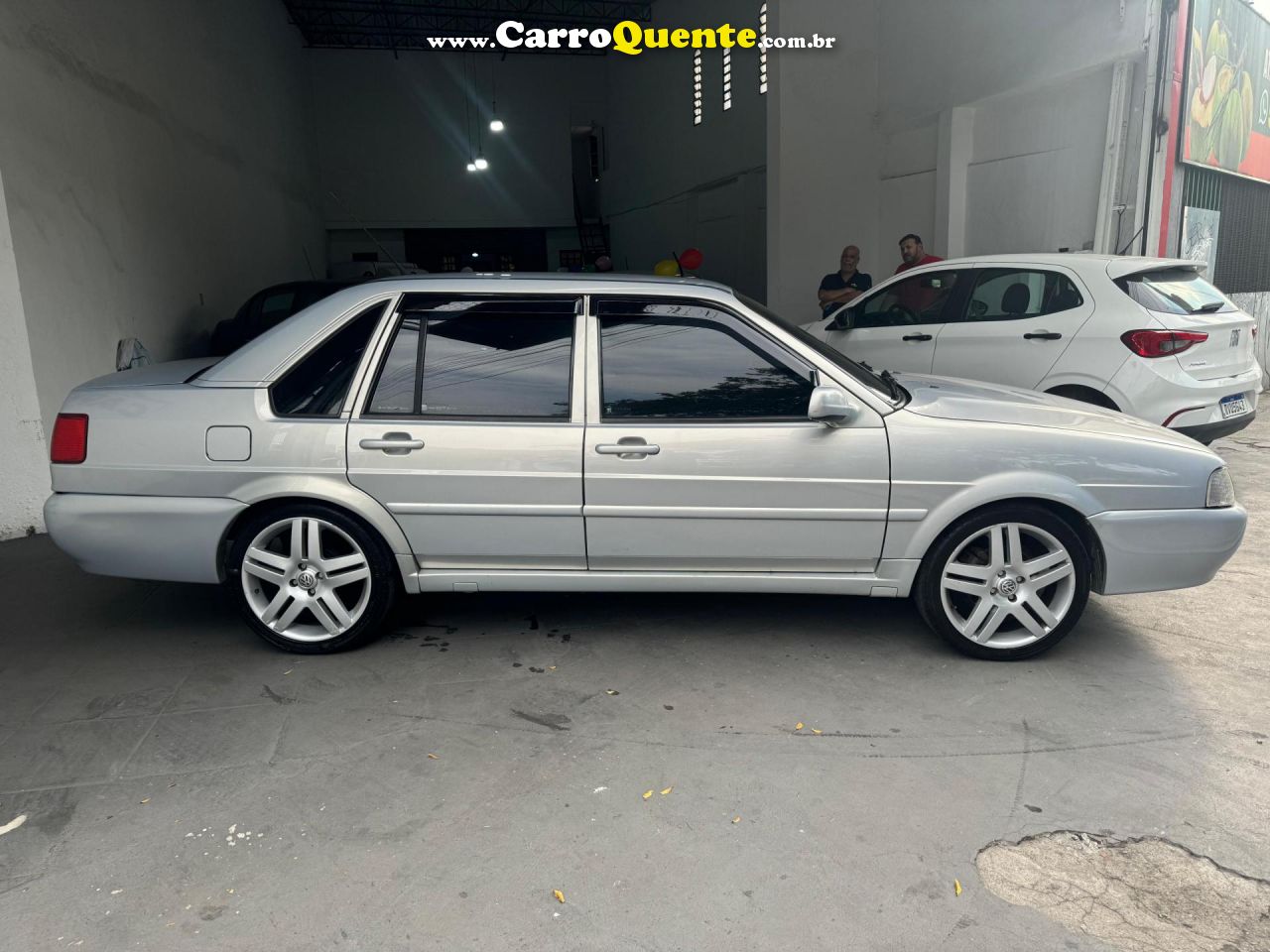 VOLKSWAGEN   SANTANA 2.0 MI 2P E 4P   PRATA 2001 2.0 GASOLINA - Loja