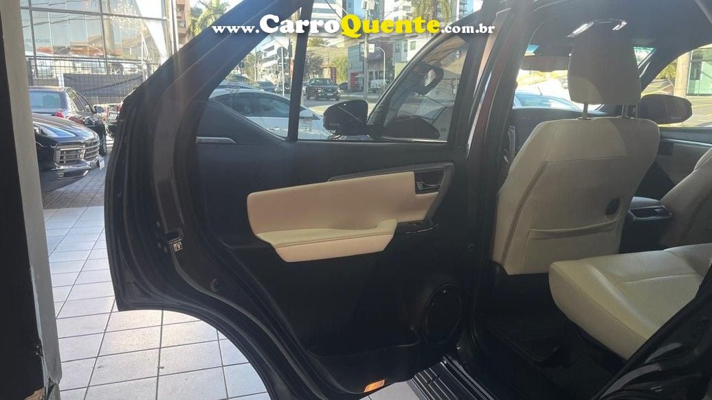 TOYOTA HILUX SW4 2.8 D-4D TURBO DIAMOND 7L 4X4 - Loja