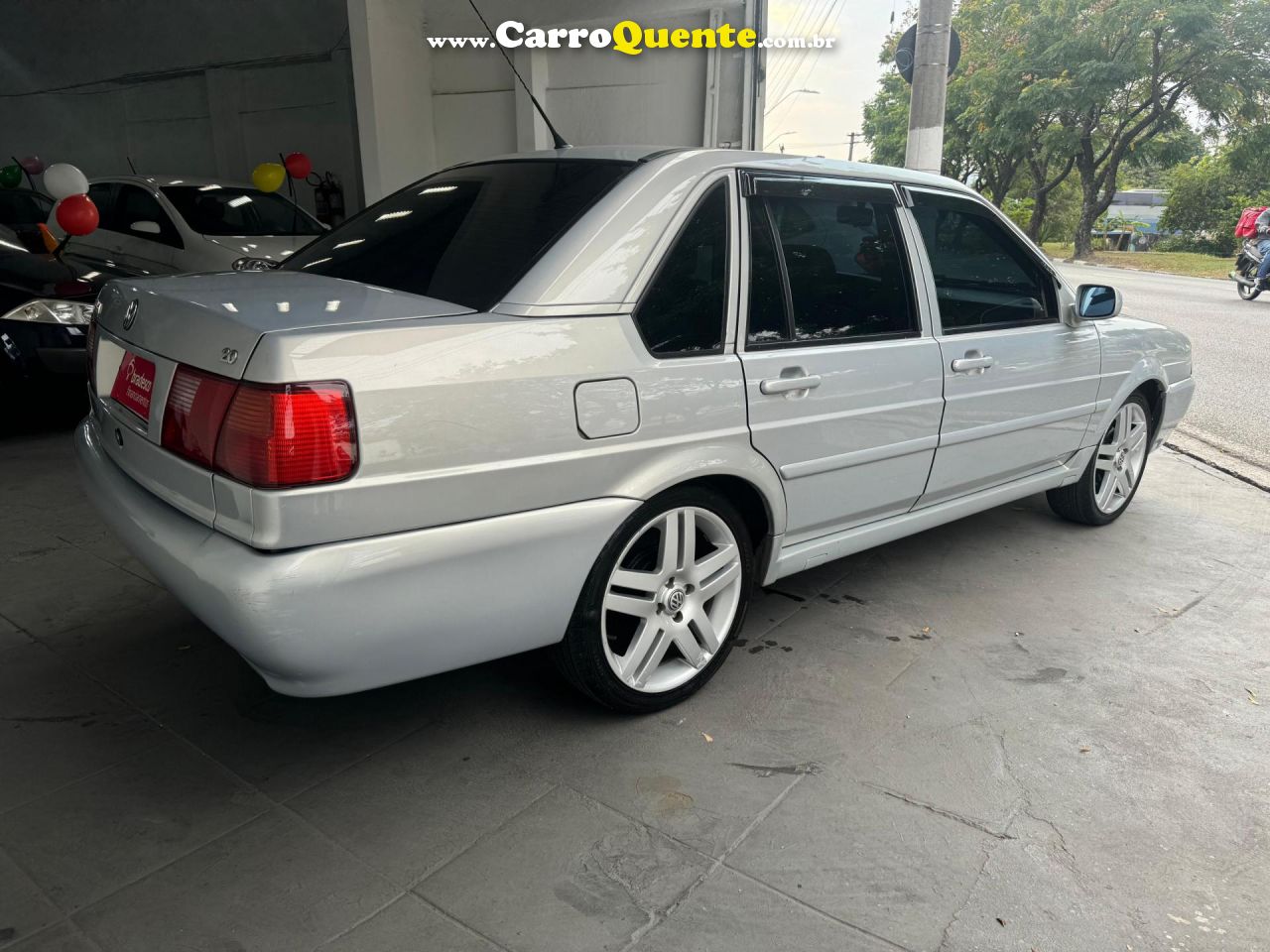 VOLKSWAGEN   SANTANA 2.0 MI 2P E 4P   PRATA 2001 2.0 GASOLINA - Loja