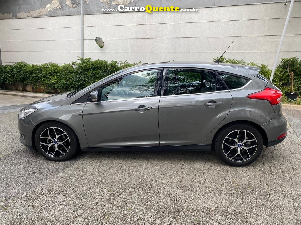 FORD FOCUS 2.0 TITANIUM HATCH 16V - Loja