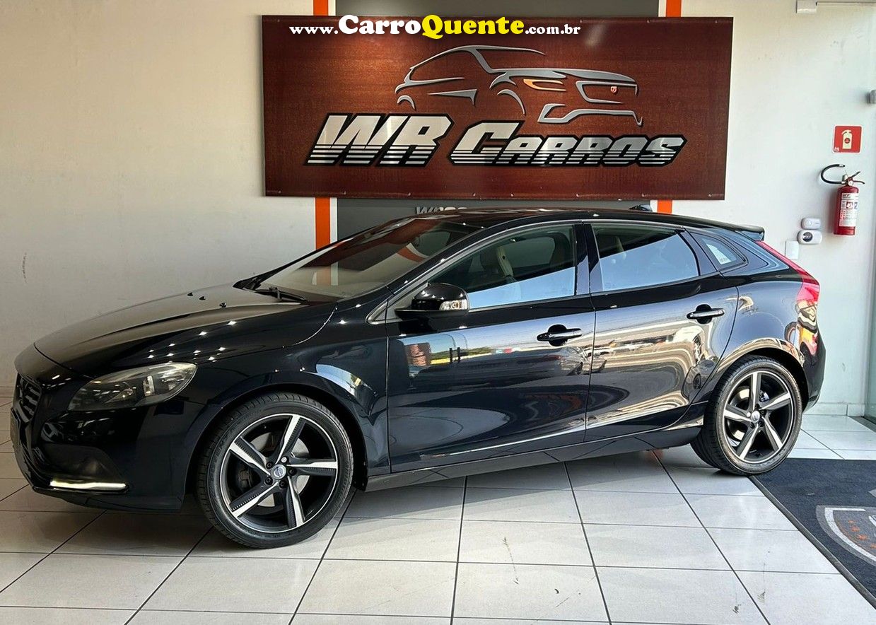 VOLVO V40 - Loja