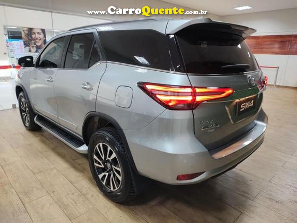 TOYOTA HILUX SW4 2.8 D-4D TURBO SRX 4X4 - Loja