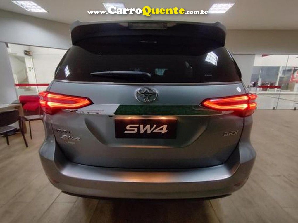 TOYOTA HILUX SW4 2.8 D-4D TURBO SRX 4X4 - Loja