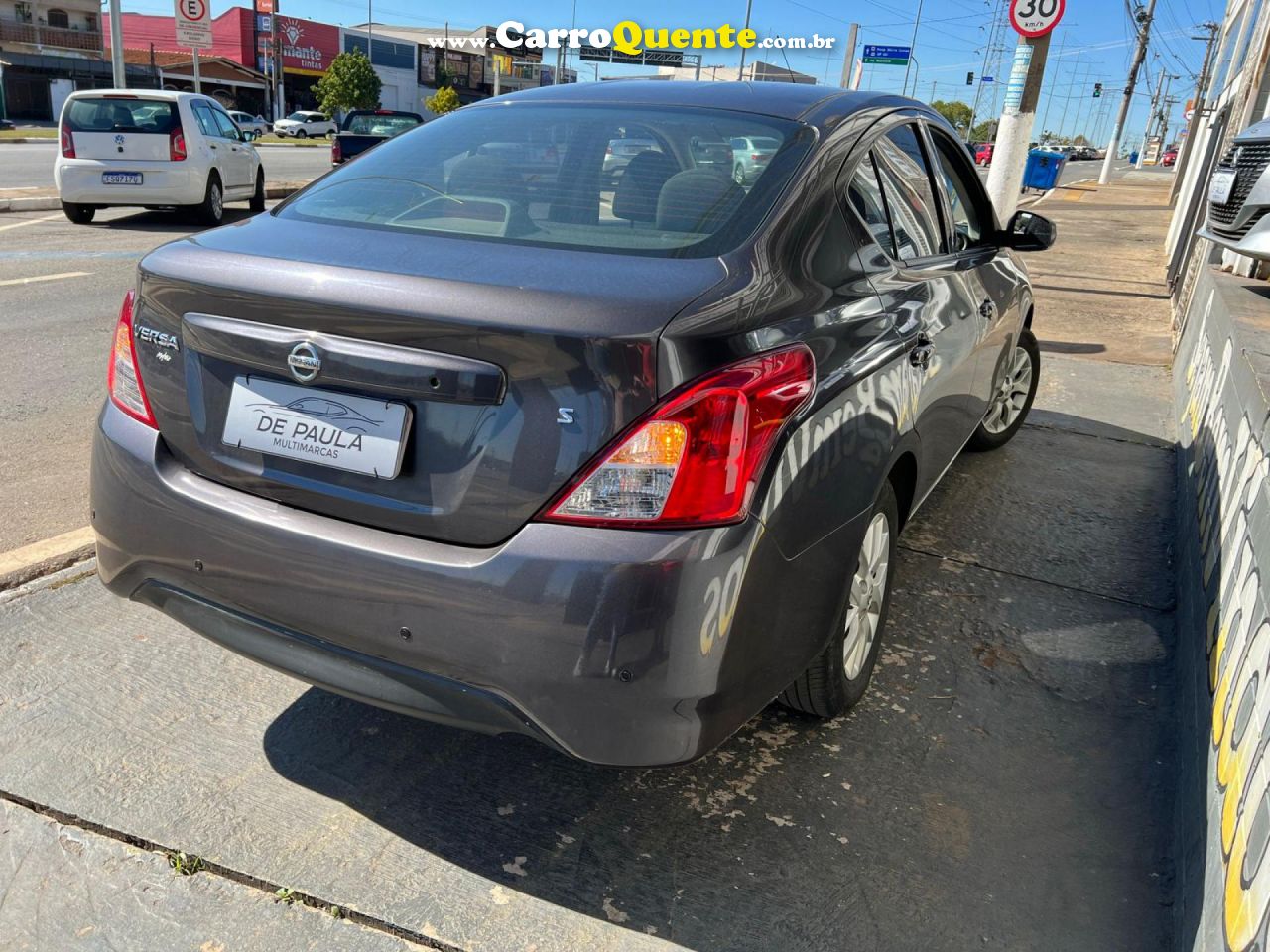 NISSAN   VERSA S 1.0 12V FLEXSTART 4P MEC.   CINZA 2017 1.0 FLEX - Loja