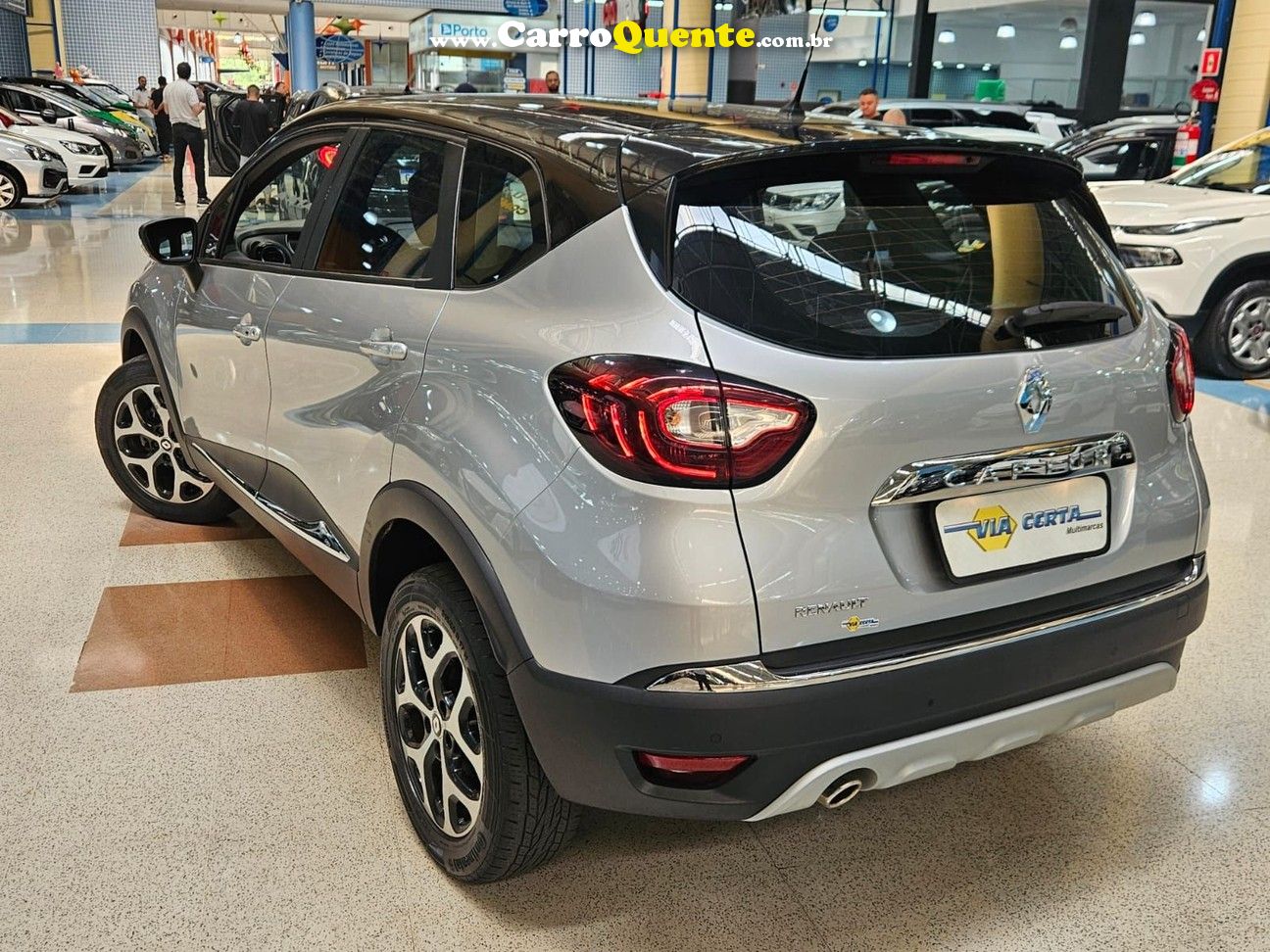 RENAULT CAPTUR  INTENSE CVT * C/ BANCOS EM COURO * - Loja