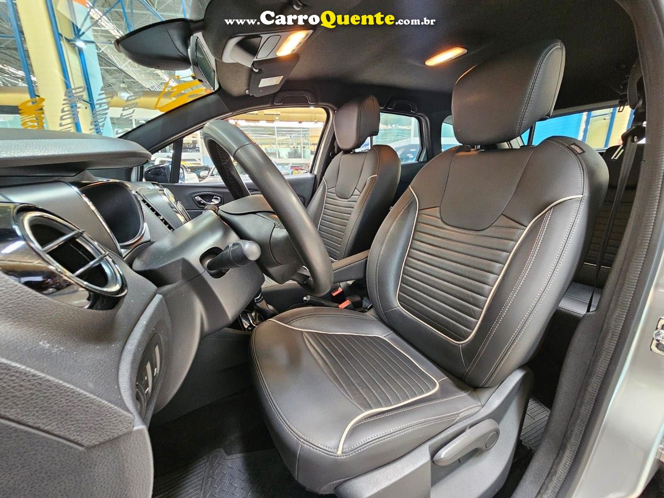 RENAULT CAPTUR  INTENSE CVT * C/ BANCOS EM COURO * - Loja