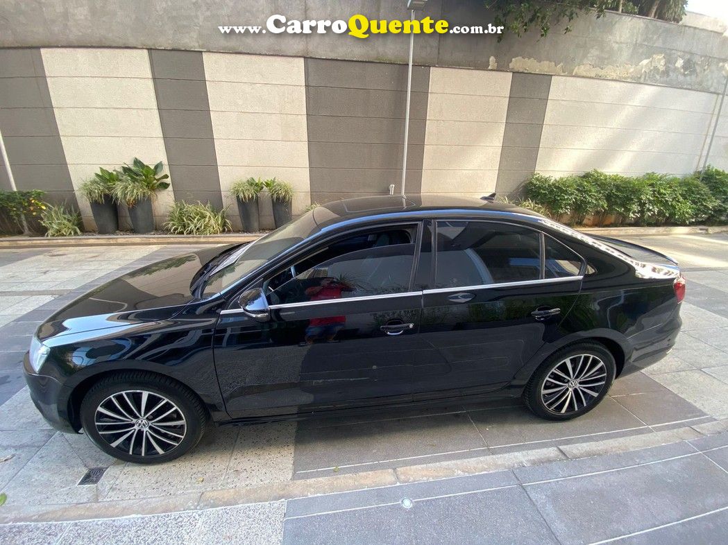 VOLKSWAGEN JETTA 2.0 TSI HIGHLINE 211CV - Loja