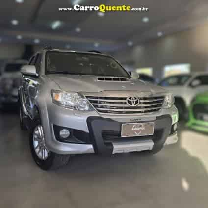 TOYOTA   HILUX SW4 SR D4-D 4X4 3.0 TDI DIES. AUT   PRATA 2013 3.0 DIESEL