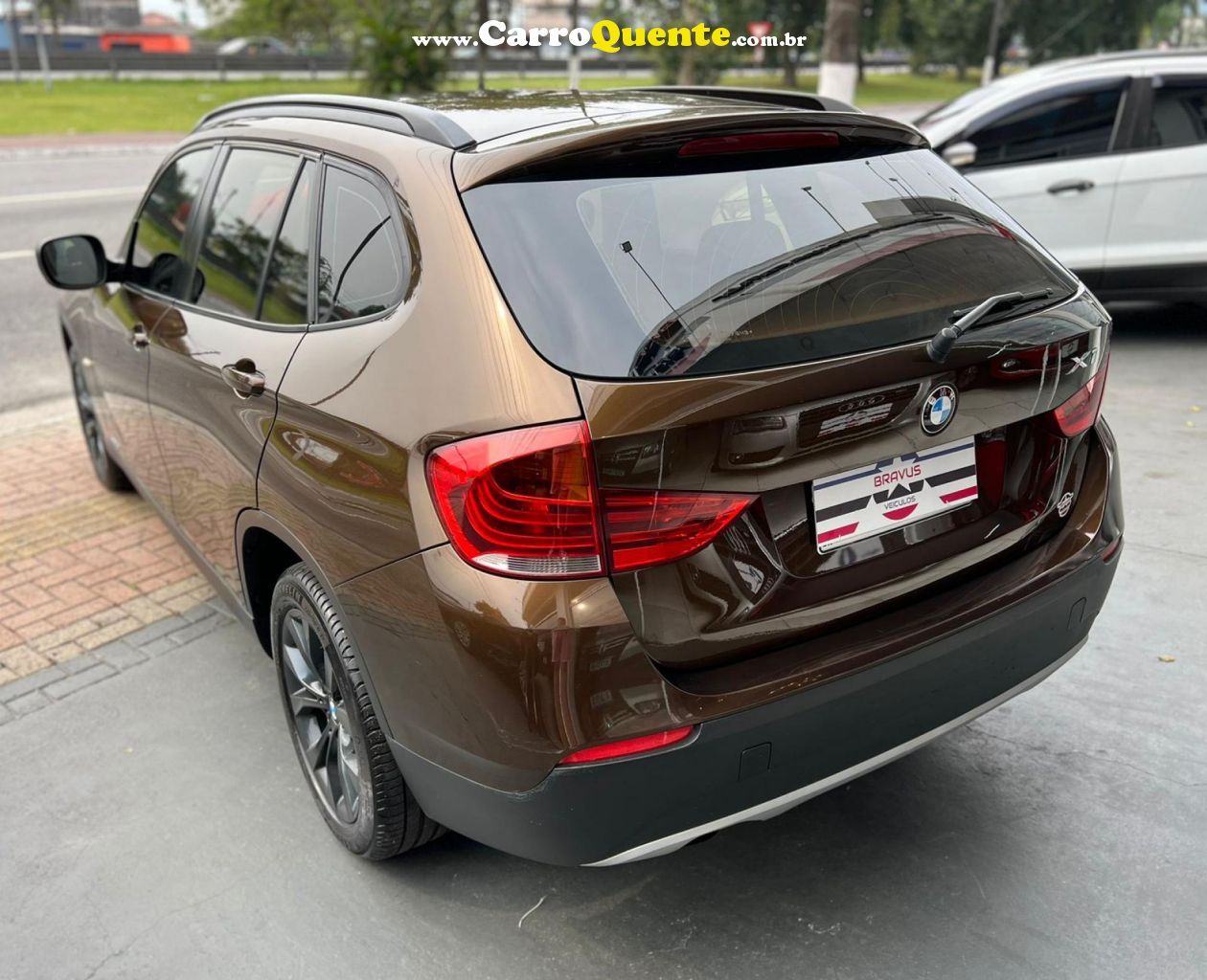 BMW   X1 SDRIVE 18I 2.0 16V 4X2 AUT.   MARROM 2011 2.0 GASOLINA - Loja