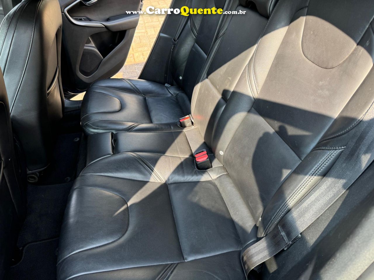 VOLVO   V40 T-4 KINETIC 2.0 AUT.   AZUL 2018 2.0 GASOLINA - Loja