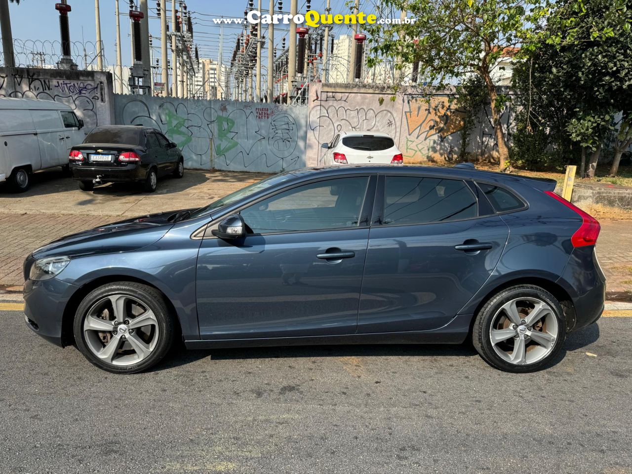 VOLVO   V40 T-4 KINETIC 2.0 AUT.   AZUL 2018 2.0 GASOLINA - Loja