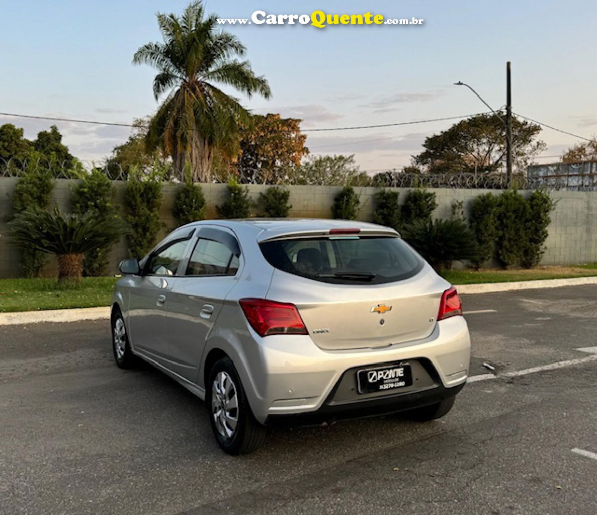 CHEVROLET   ONIX HATCH LT 1.0 8V FLEXPOWER 5P MEC.   PRATA 2018 1.0 FLEX - Loja
