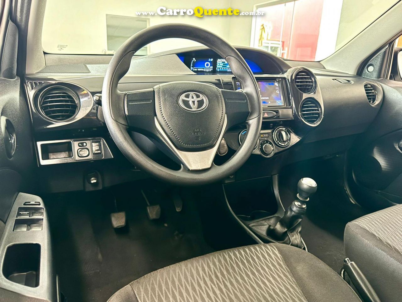 TOYOTA   ETIOS X 1.3 FLEX 16V 5P MEC.   PRATA 2017 1.3 FLEX - Loja