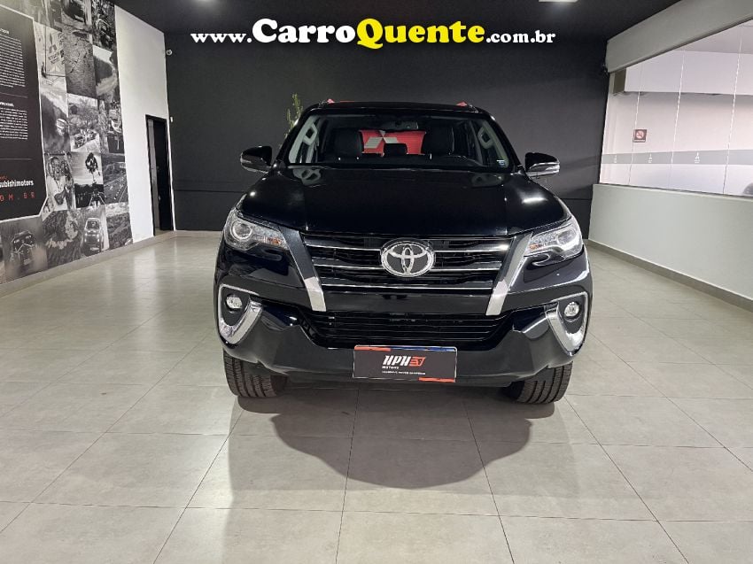 Toyota HILUX SW4 2.8 SRX 4X4 7 LUGARES 16V TURBO INTERCOOLER DIESEL 4P AUTOMÁTICO - Loja