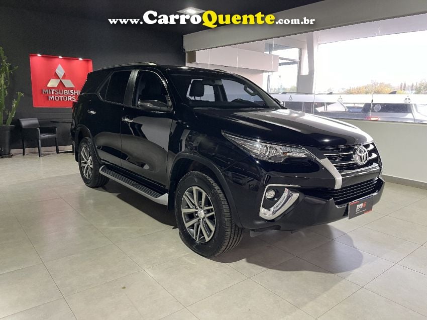 Toyota HILUX SW4 2.8 SRX 4X4 7 LUGARES 16V TURBO INTERCOOLER DIESEL 4P AUTOMÁTICO - Loja