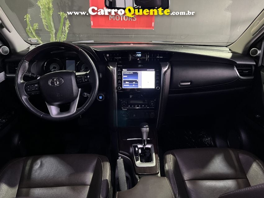 Toyota HILUX SW4 2.8 SRX 4X4 7 LUGARES 16V TURBO INTERCOOLER DIESEL 4P AUTOMÁTICO - Loja