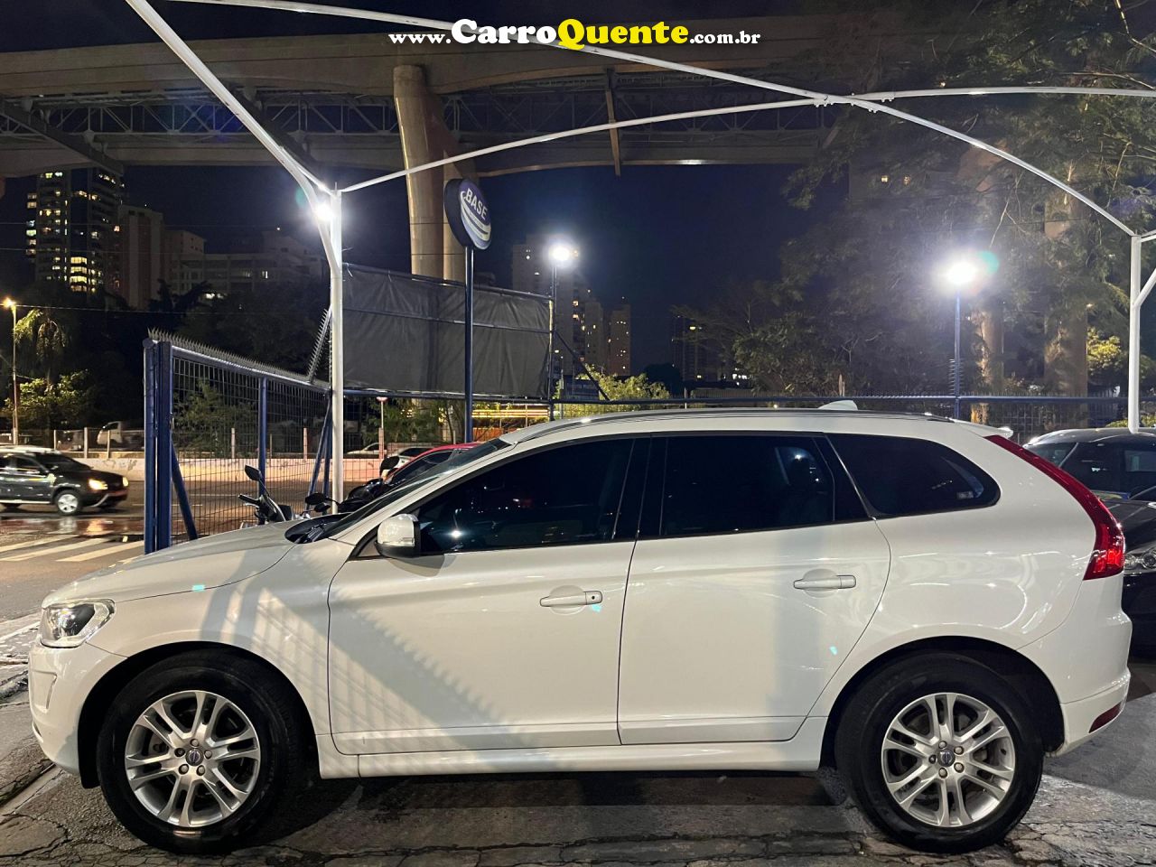 VOLVO   XC60 2.0 T5 MOMENTUM GASOLINA AUTOMÁTICO   BRANCO 2016 2.0 T GASOLINA - Loja