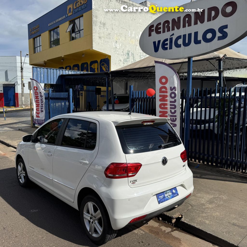 VOLKSWAGEN   FOX COMFORTLINE 1.6 FLEX 8V 5P   BRANCO 2017 1.6 FLEX - Loja