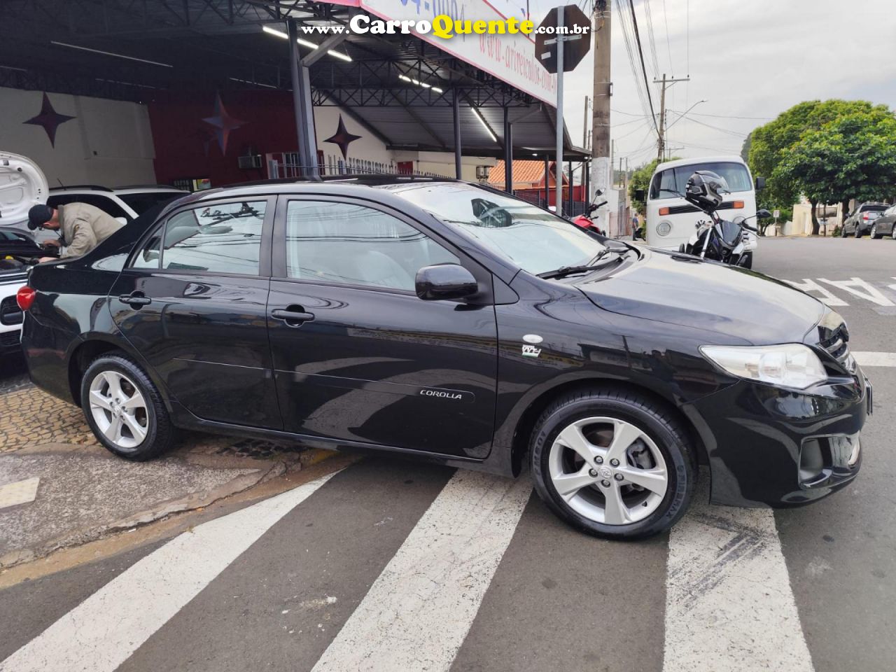 TOYOTA   COROLLA GLI 1.8 FLEX 16V  AUT.   PRETO 2013 1.8 FLEX - Loja