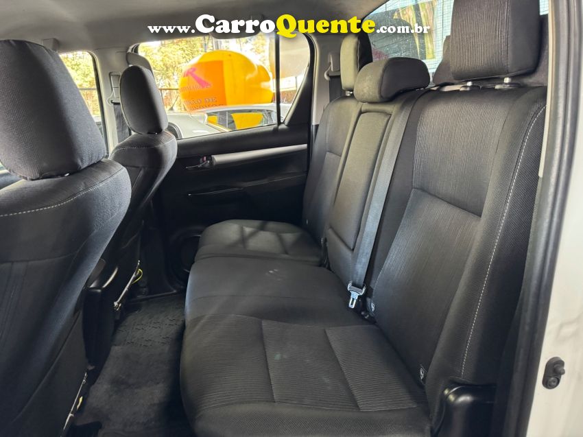 Toyota HILUX 2.8 D-4D TURBO DIESEL CD SRV 4X4 AUTOMÁTICO - Loja