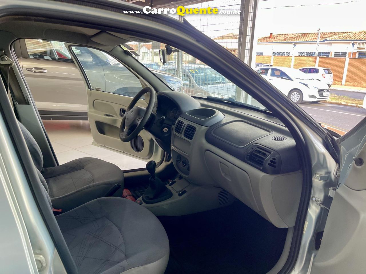 RENAULT   CLIO SED.RLAUTH.1.01.0 HI-POWER 16V 4P   PRATA 2004 1.0 GASOLINA - Loja