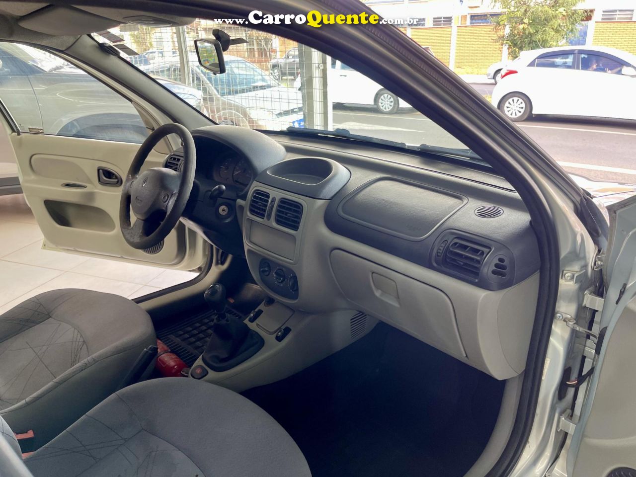 RENAULT   CLIO SED.RLAUTH.1.01.0 HI-POWER 16V 4P   PRATA 2004 1.0 GASOLINA - Loja
