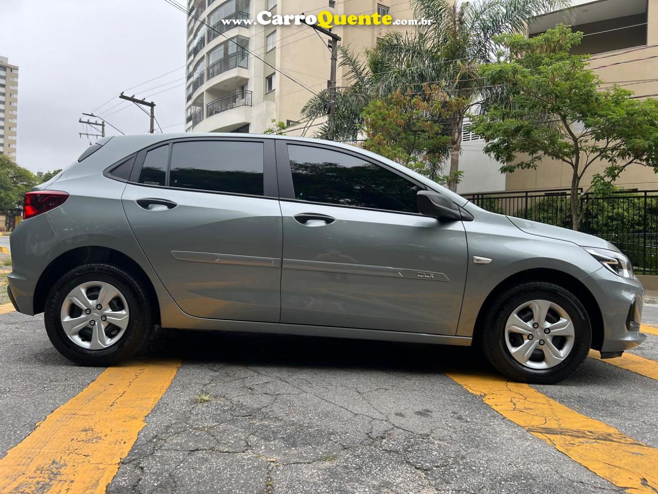 CHEVROLET   ONIX HATCH LT 1.0 8V FLEXPOWER 5P MEC.   PRATA 2025 1.0 FLEX - Loja