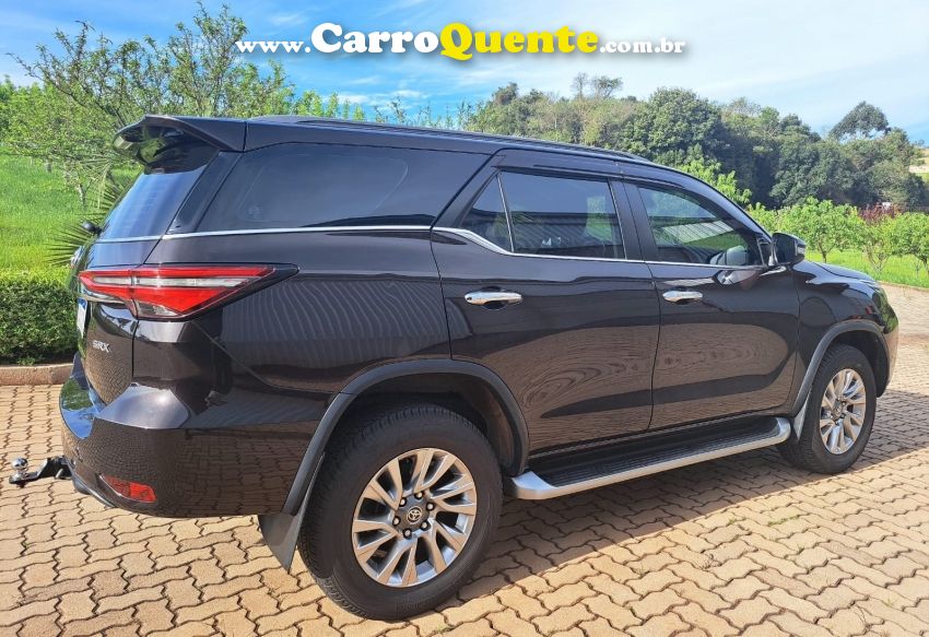 Toyota HILUX SW4 2.8 D-4D TURBO DIESEL SRX 4X4 AUTOMÁTICO - Loja