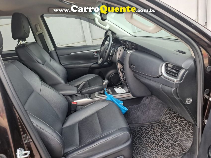 Toyota HILUX SW4 2.8 D-4D TURBO DIESEL SRX 4X4 AUTOMÁTICO - Loja