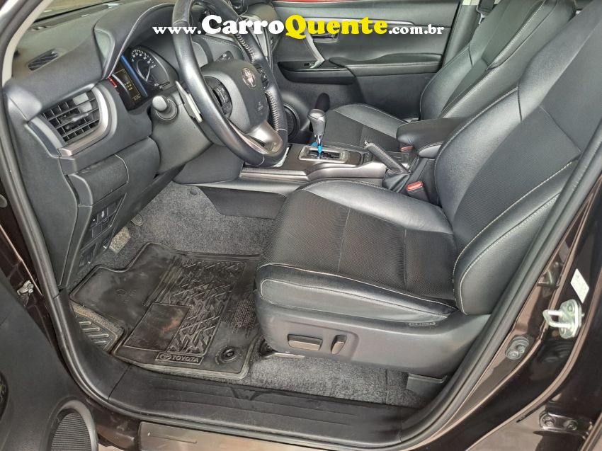 Toyota HILUX SW4 2.8 D-4D TURBO DIESEL SRX 4X4 AUTOMÁTICO - Loja