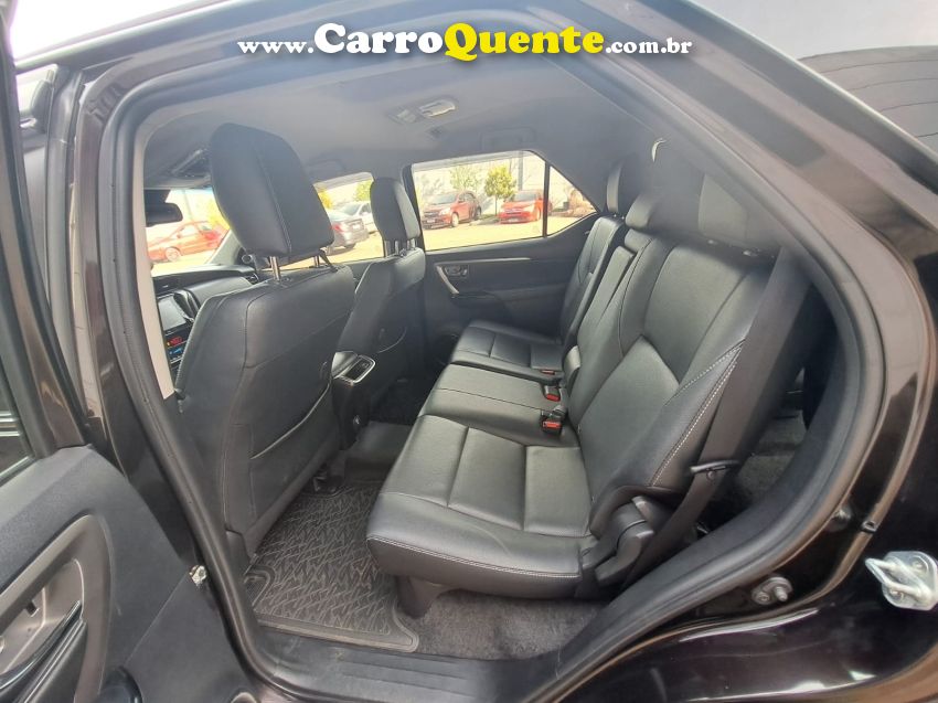 Toyota HILUX SW4 2.8 D-4D TURBO DIESEL SRX 4X4 AUTOMÁTICO - Loja