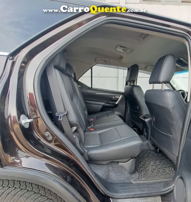 Toyota HILUX SW4 2.8 D-4D TURBO DIESEL SRX 4X4 AUTOMÁTICO - Loja