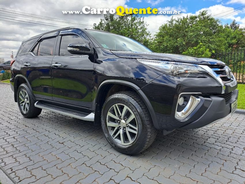 Toyota HILUX SW4 2.8 SRX 4X4 7 LUGARES 16V TURBO INTERCOOLER DIESEL 4P AUTOMÁTICO - Loja