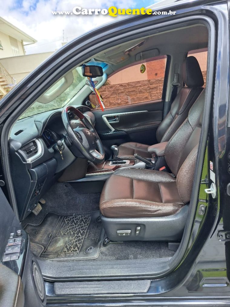 Toyota HILUX SW4 2.8 SRX 4X4 7 LUGARES 16V TURBO INTERCOOLER DIESEL 4P AUTOMÁTICO - Loja